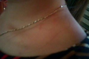 Mẹ đang tắm, con trai xông vào cướp dây chuyền vàng 24k