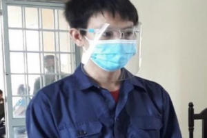 Giả bộ đau bụng để thông chốt không thành, đối tượng siết cổ cán bộ chống dịch Giả bộ đau bụng để thông chốt không thành, đối tượng siết cổ cán bộ chống dịch