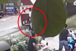 [Clip]: Người phụ nữ nhanh trí cứu người đàn ông thoát chết trong gang tấc