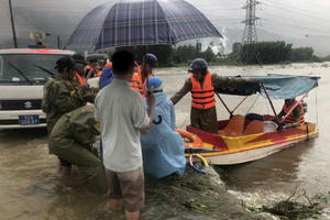 Miền Trung mưa lũ: Giữa nước dữ, con người vẫn giữ cho sự sống không trôi đi