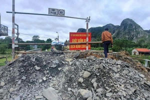 Xã đổ đất chốt kiểm soát…chống dịch, Chủ tịch huyện chỉ đạo dọn ngay