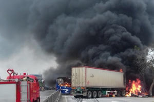 (Clip) Ôtô khách và xe container cháy ngùn ngụt sau va chạm ở Thanh Hóa