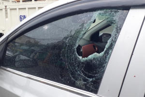 Bình Dương: Sau tai nạn, hành hung tài xế và người dân, đập phá ô tô