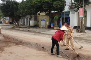 Hình ảnh đẹp: CSGT cùng nhân dân dọn sạch khối lượng lớn đất, đá trên quốc lộ đảm bảo giao thông