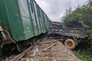 Tàu hàng lật nghiêng sau khi va chạm xe tải ở Hà Tĩnh