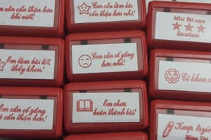 Xin thầy cô đừng lạm dụng con dấu thay lời nhận xét