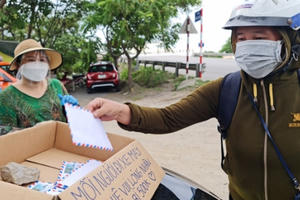 Người phụ nữ chờ đến 12h đêm với thùng tiền “Mỗi người đi xe máy về quê vui lòng nhận 500K”