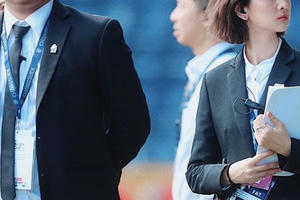 Ngắm nhìn vẻ đẹp "xao xuyến lòng người" của nữ trợ lý phiên dịch đội tuyển U23 Việt Nam