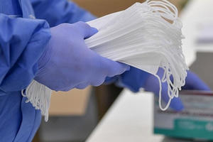 Tạm ngừng kinh doanh tạm nhập, tái xuất khẩu trang y tế từ 15/3/2022