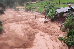 Mưa lũ cuốn trôi 2 người, trong đó có một cháu bé 2 tuổi