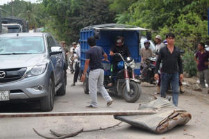 Bụi “tra tấn”, dân bức xúc ngăn đường chặn xe tải