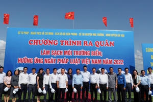 Mít tinh hưởng ứng Ngày Pháp luật Việt Nam 2022 tại Nam Định Mít tinh hưởng ứng Ngày Pháp luật Việt Nam 2022 tại Nam Định