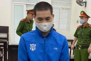 Sau khi xem phim "mát", gã đàn ông giở trò thú tính với bé gái 4 tuổi