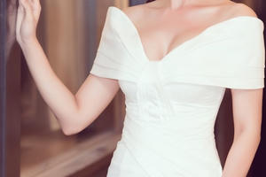 Trương Quỳnh Anh đẹp kiêu sa với đầm trắng quyến rũ