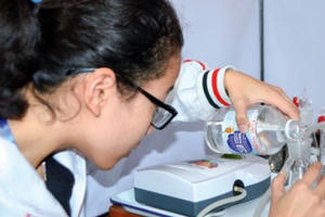 Hai nữ sinh lớp 11 dùng ozone trị viêm loét cho người bệnh đái tháo đường