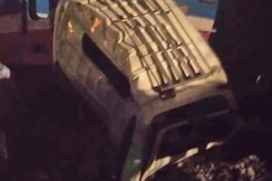 Cố vượt qua đường sắt, xe tải bị tàu hỏa đâm biến dạng Cabin