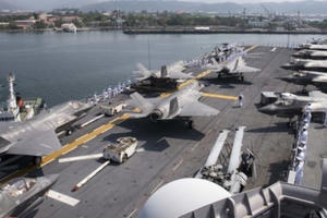 Tàu chiến Mỹ mang theo phi đội F-35 lớn chưa từng có qua Biển Đông