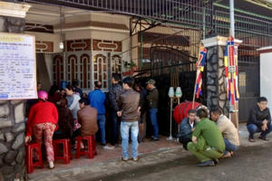 Người đàn ông tử vong sau khi bị nhóm đòi nợ ép lên ô tô rời nhà Người đàn ông tử vong sau khi bị nhóm đòi nợ ép lên ô tô rời nhà