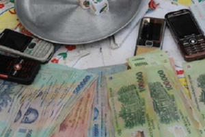 Nghệ An: Bắt quả tang Trạm trưởng Kiểm lâm say sưa đánh bạc