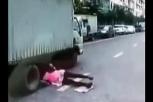 Video: Pha đạp phanh "cháy lốp" cứu sống người phụ nữ bất cẩn thoát khỏi "tử thần"