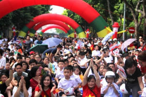 3.000 học sinh lớp 1 Hà Nội được tặng mũ bảo hiểm