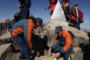 "Người rừng" đu dây nhặt rác trên đỉnh Fansipan