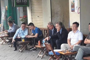 Tổng thống Argentina ngồi cà phê vỉa hè tại Hà Nội