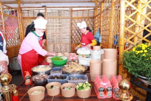 Thực khách trong, ngoài nước háo hức thưởng thức phở cùng tương ớt CHIN-SU Thực khách trong, ngoài nước háo hức thưởng thức phở cùng tương ớt CHIN-SU