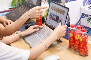 Dù 1001 lý do khiến nóng trong người nhưng Gen Z vẫn tươi tắn cân mọi lễ hội