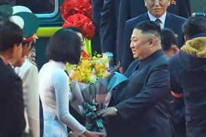 Chân dung cô gái xứ Lạng tặng hoa Chủ tịch Kim Jong-un