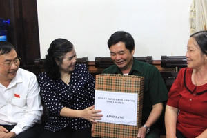 Bí thư Tỉnh uỷ Lai Châu Giàng Páo Mỷ thăm, tặng quà cho thương binh và gia đình liệt sĩ