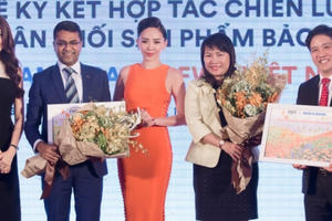 Lệ Hằng khoe nhan sắc ngọt ngào bên cạnh Tóc Tiên gợi cảm