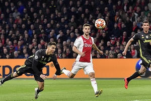 Ajax 1-1 Juventus: Ronaldo tỏa sáng Ajax 1-1 Juventus: Ronaldo tỏa sáng