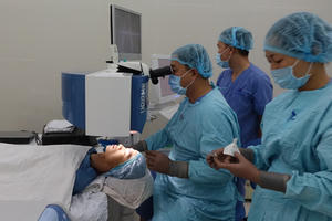 Lần đầu tiên Việt Nam mổ cận thị không chạm vào mắt