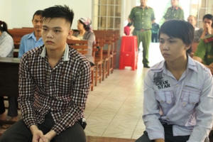 Hai thanh niên lĩnh án tù vì cướp bánh mì ăn cho đỡ đói
