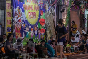 Người dân Hà Nội phá cỗ Trung Thu trên vỉa hè