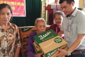 Công ty Truyền thông Reporter VN trao 200 phần quà hỗ trợ người dân Nghệ An bị thiệt hại do bão số 4 Công ty Truyền thông Reporter VN trao 200 phần quà hỗ trợ người dân Nghệ An bị thiệt hại do bão số 4