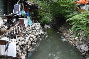 Người dân sống cảnh ô nhiễm vì mương Kẻ Khế thi công dang dở Người dân sống cảnh ô nhiễm vì mương Kẻ Khế thi công dang dở