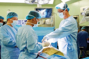 Bác sĩ "người máy" phẫu thuật thời công nghệ 4.0