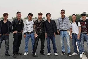 Cục CSGT phạt nguội nhóm Khá “bảnh” dàn hàng chụp ảnh trên đường cao tốc