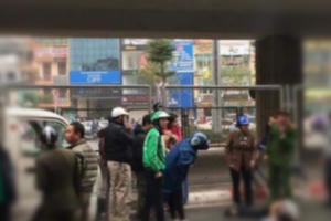 Hà Nội: Nam thanh niên rơi từ cầu vượt xuống đất bất tỉnh