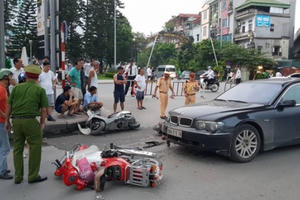 Người phụ nữ điều khiển xe ôtô BMW tông hàng loạt xe máy, kéo lê 2 cháu nhỏ trên đường