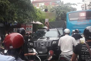 Cô gái nghi ngáo đá trèo lên nóc xe ôtô rồi lột đồ nhảy múa giữa phố