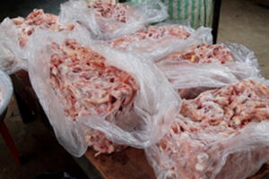 Tiêu hủy hơn 100 kg chân gà tẩy trắng không nguồn gốc