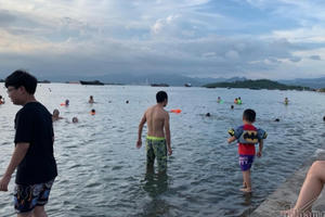 'Bãi biển Hạ Long view' tự phát, thu phí không theo quy định