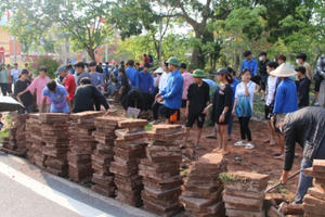 Điện Biên: Hàng chục học sinh tay trần, “đội nắng” lao động trên công trường dự án 30 tỷ đồng