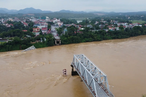 Khẩn cấp xây dựng cầu Phong Châu mới, giải quyết tình trạng đứt gãy giao thông