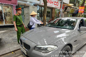 Công an Hà Nội phối hợp triển khai thí điểm việc thu phí đỗ xe không dùng tiền mặt