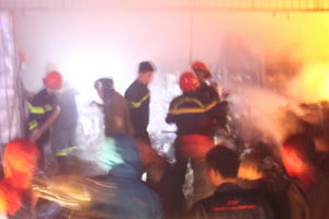 Lửa bao trùm cửa hàng tạp hóa, ước tính thiệt hại hơn 3,5 tỷ đồng