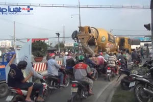 TP HCM: Va chạm giữa xe máy và xe bồn, 1 người tử vong